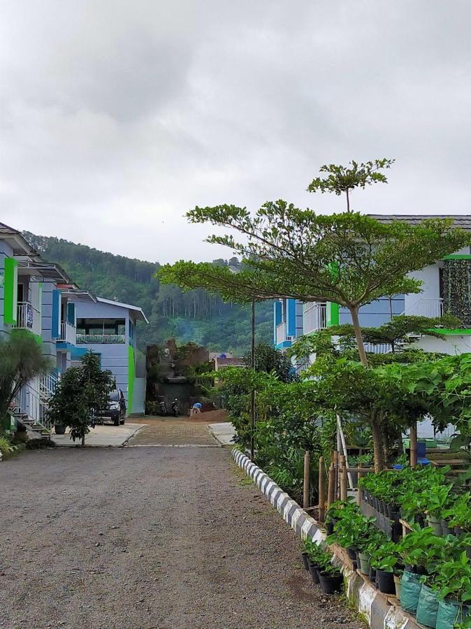 Maulana Hills Syariah Hotel Lembang Exterior photo