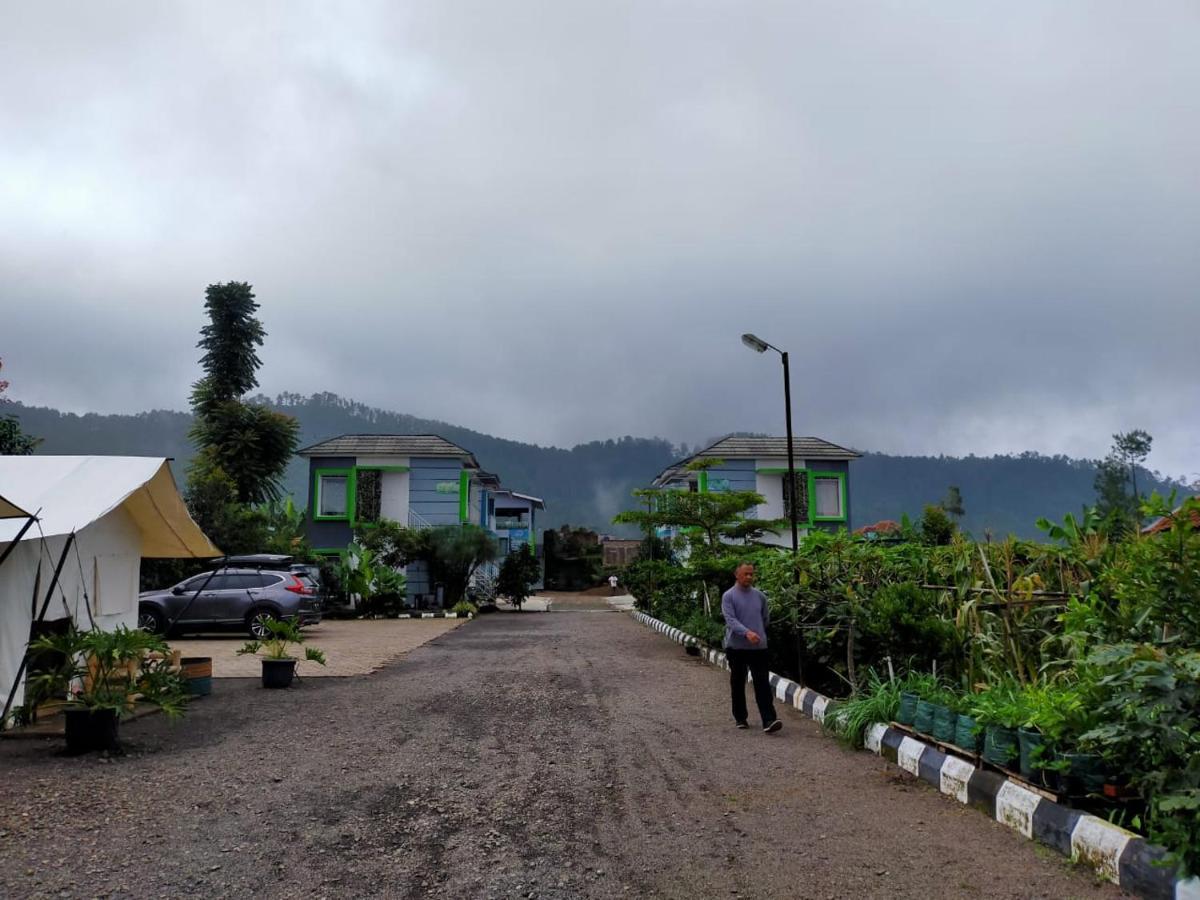 Maulana Hills Syariah Hotel Lembang Exterior photo